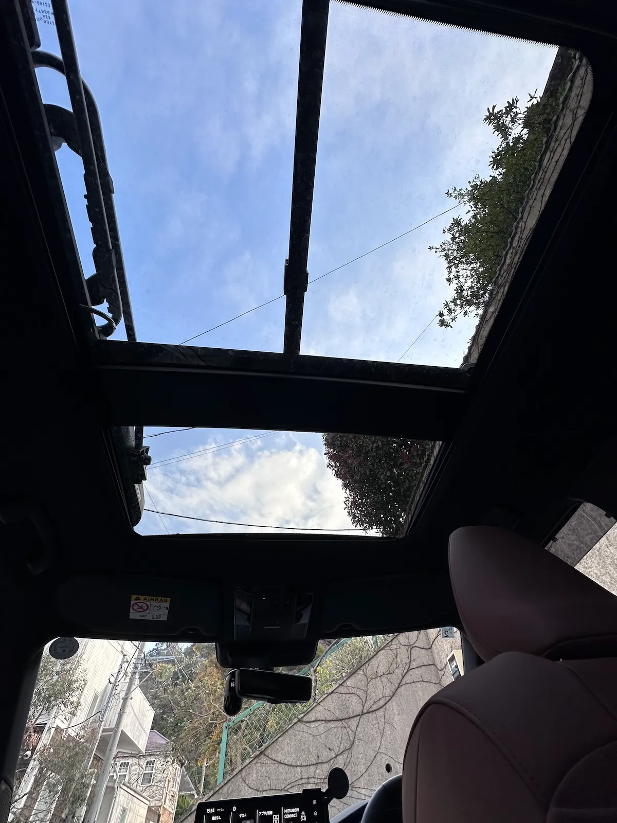 アウトランダーPHEV車中泊でパノラマサンルーフ