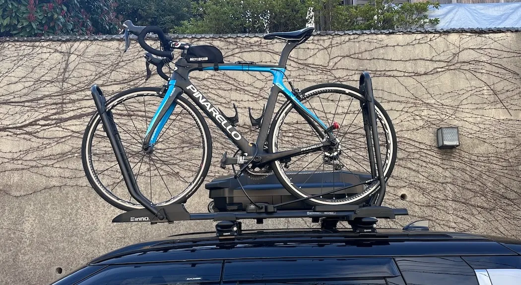 アウトランダーPHEVサイクルキャリアにロードバイクを装着