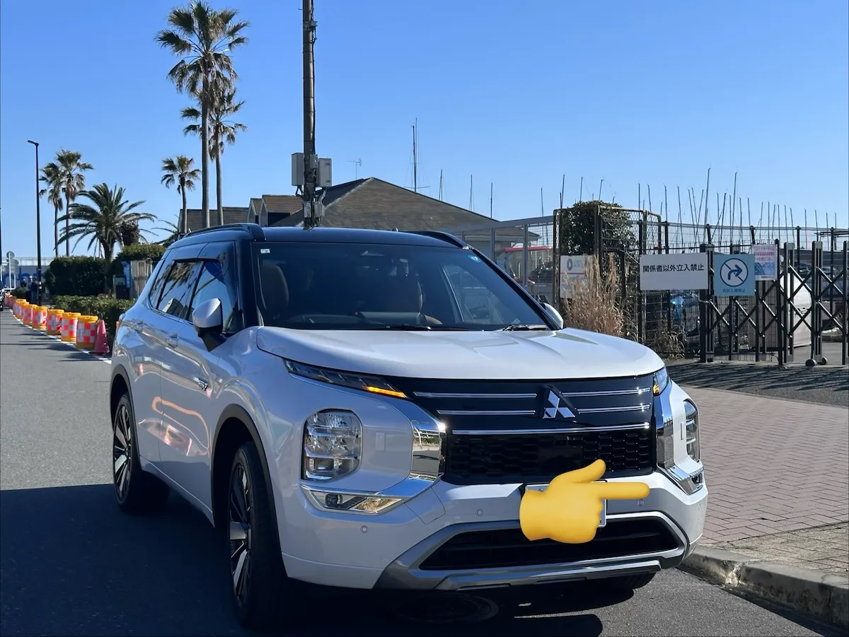 アウトランダーPHEVの斜め前から見た写真