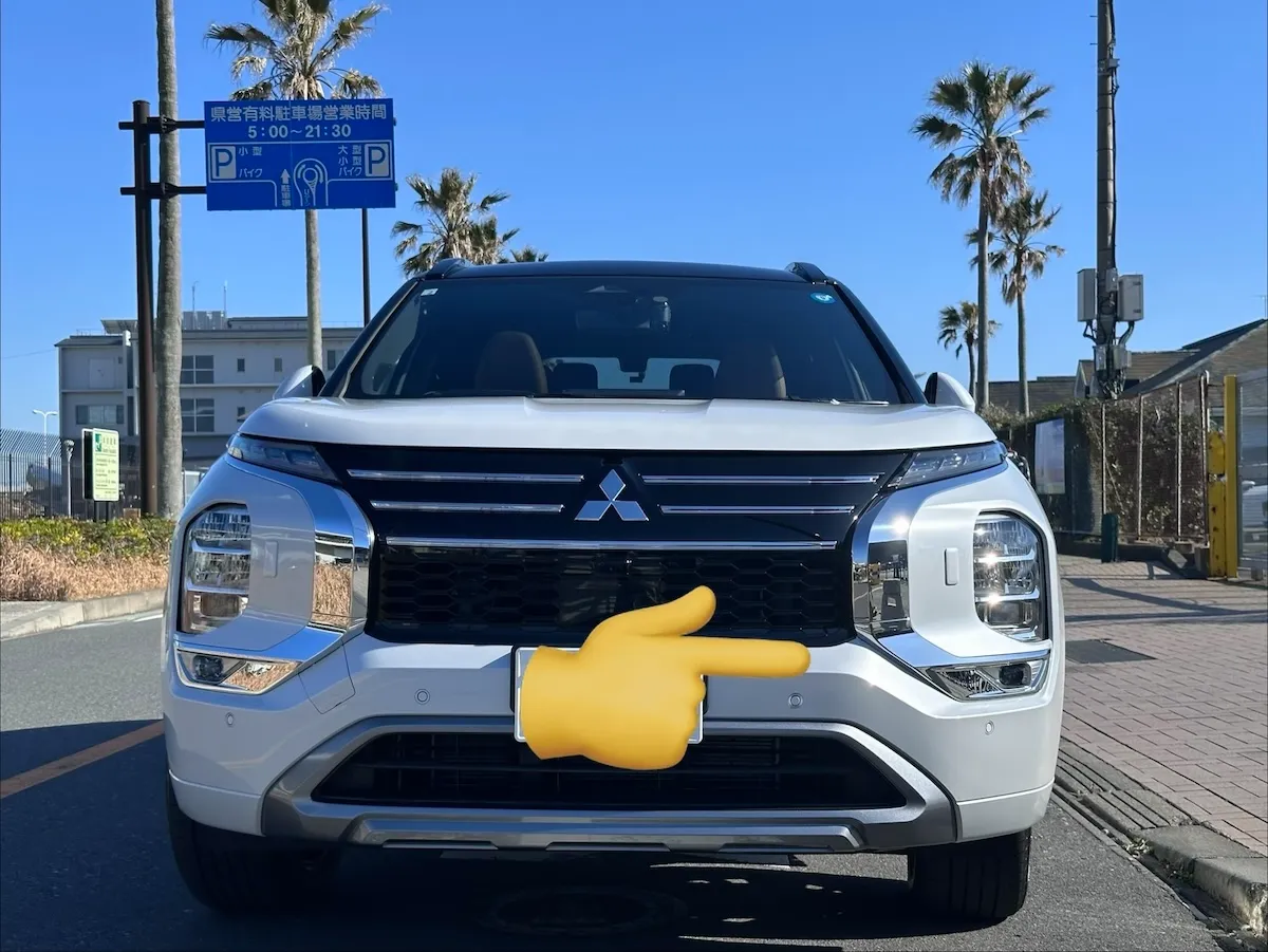 アウトランダーPHEVの正面から見た写真