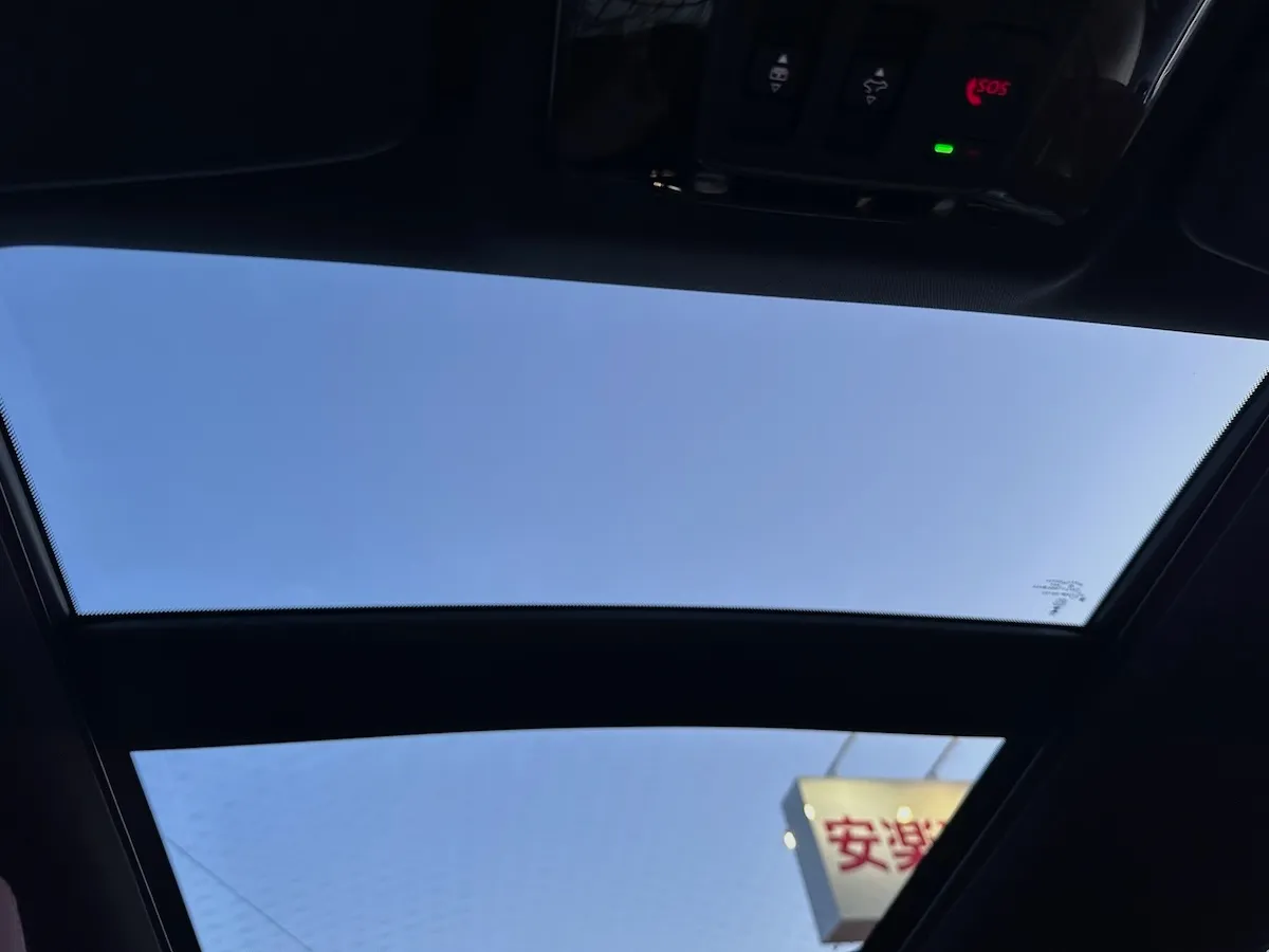 アウトランダーPHEV電動パノラマサンルーフ