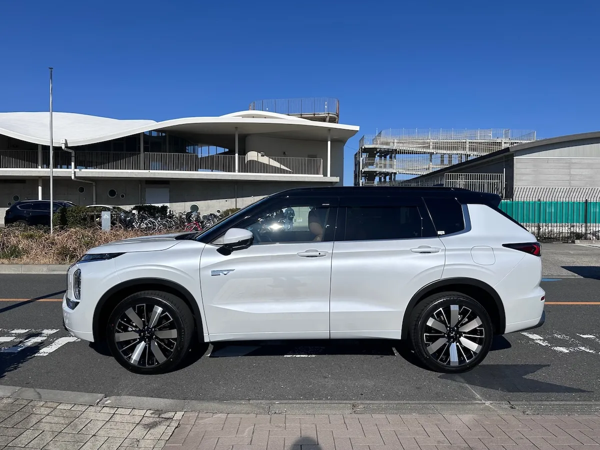 アウトランダーPHEVの横から見た写真