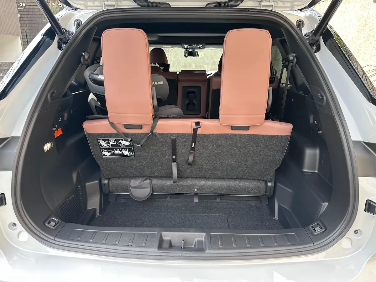 アウトランダーPHEV荷室サイズ（３列目使用時）