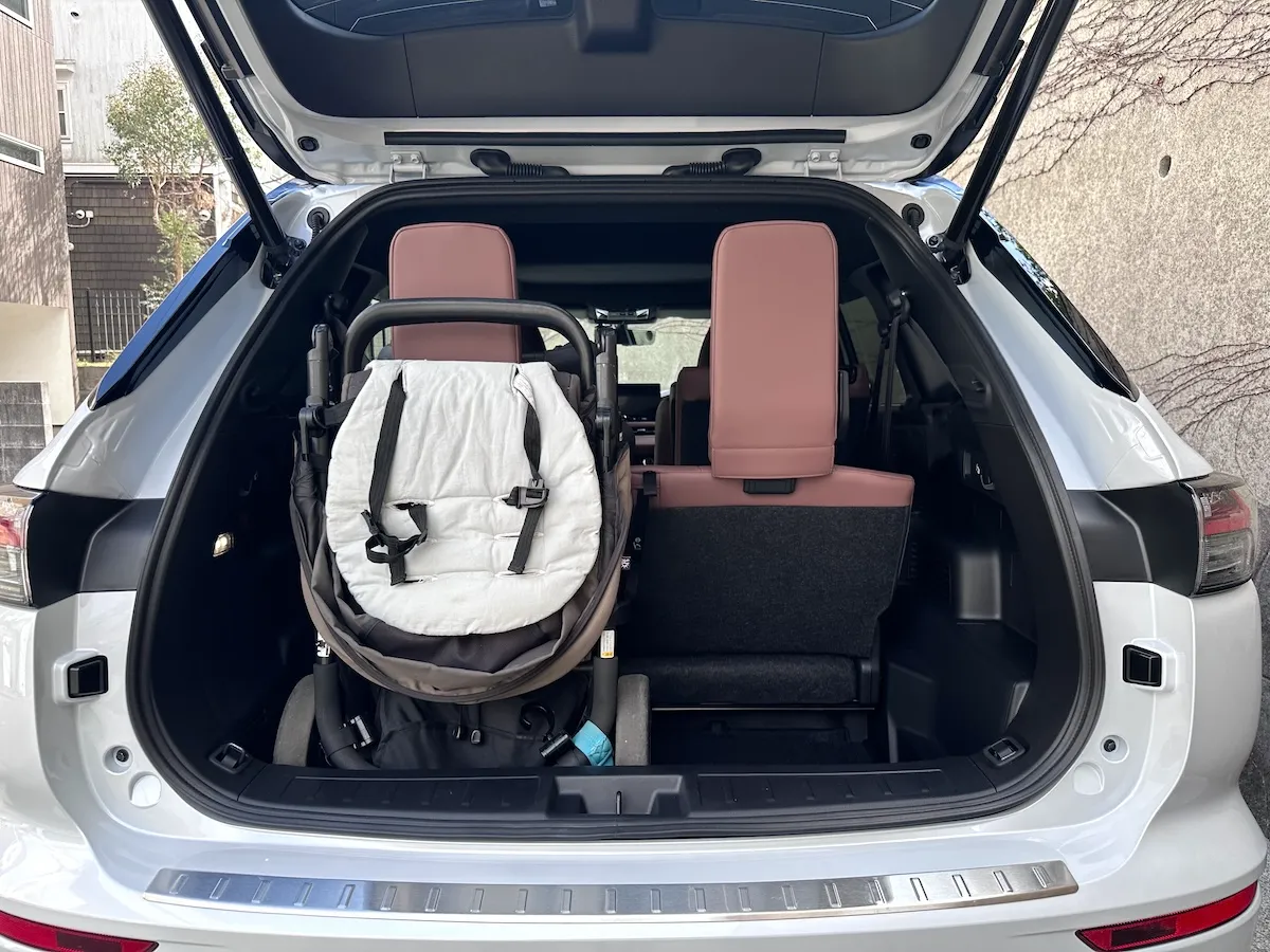 アウトランダーPHEV荷室（３列目使用時）ベビーカー積載可能