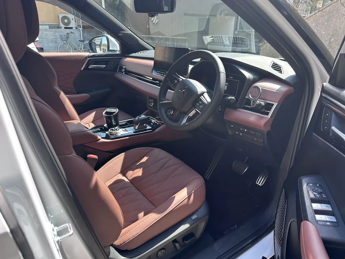 アウトランダーPHEV運転席