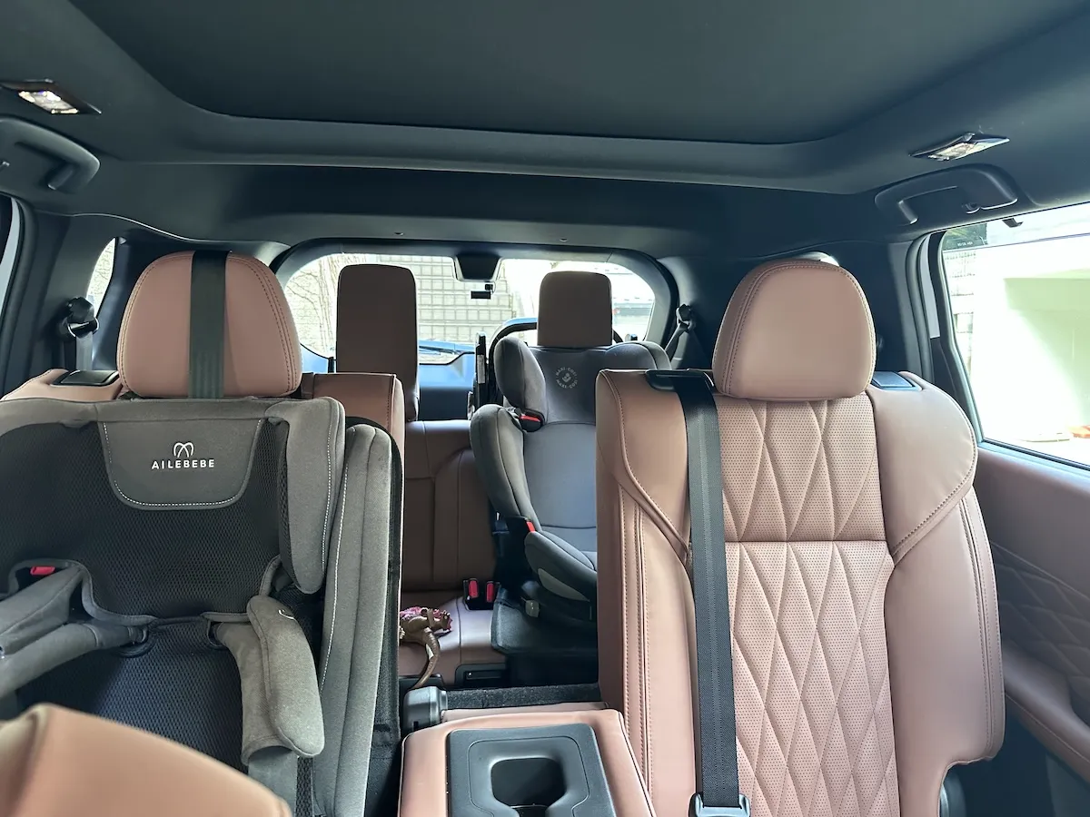 アウトランダーPHEV家族５人の乗り方。運転席から後方を見た構図