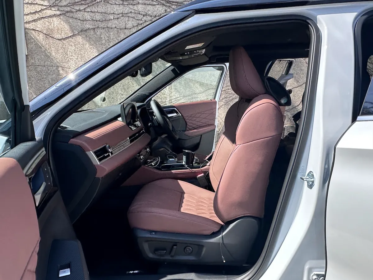 アウトランダーPHEV助手席　前方へ移動した状態