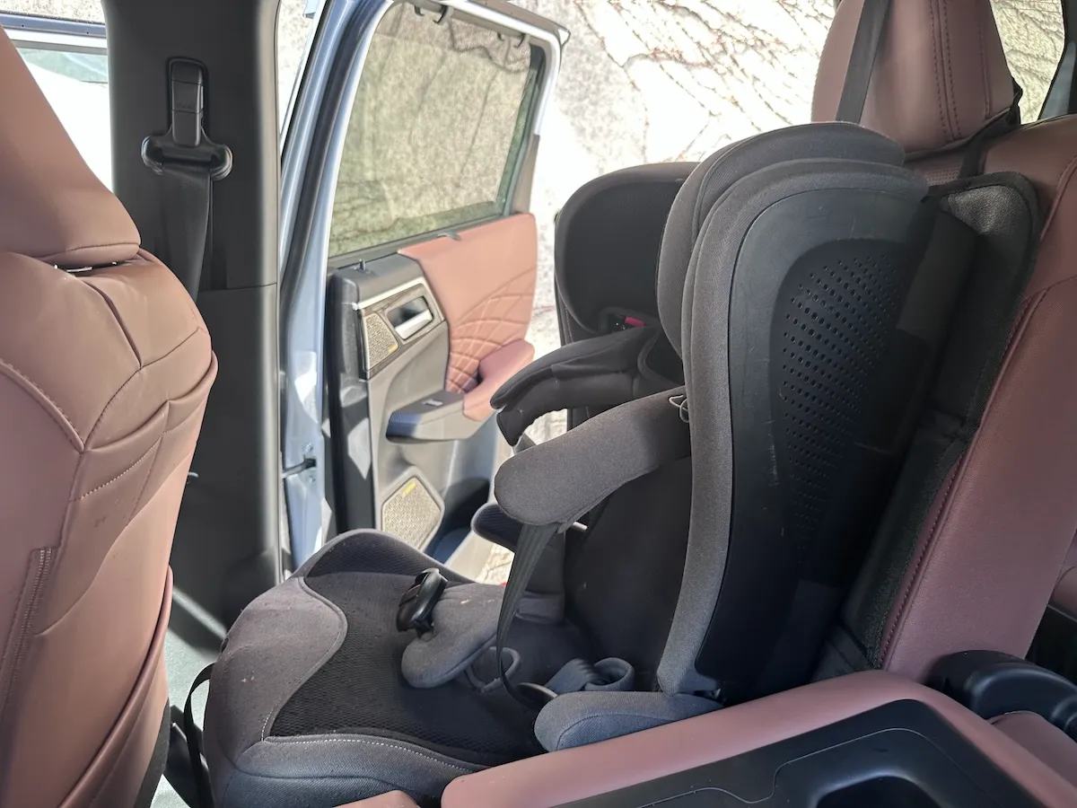 アウトランダーPHEV２列目右側チャイルドシート