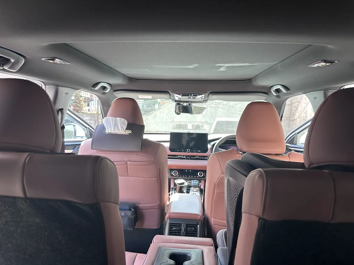 アウトランダーPHEV３列目席から前方を見る構図