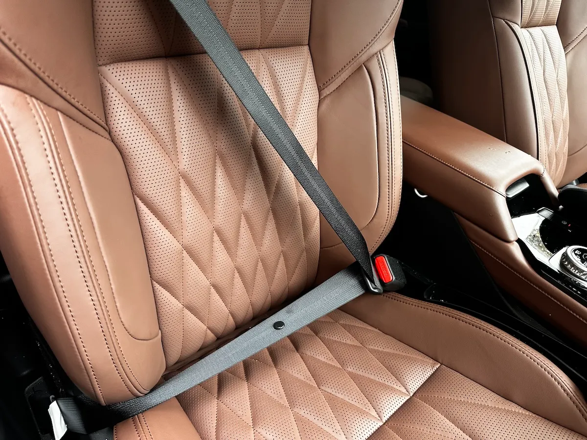 アウトランダーPHEVの車両接近通報装置(AVAS)音を消すためのシートベルト装着